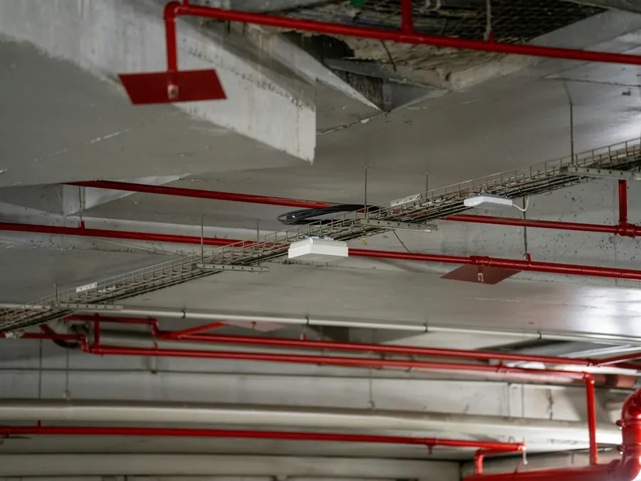 Ticari binada kablo tavaları ve elektrik tesisatı