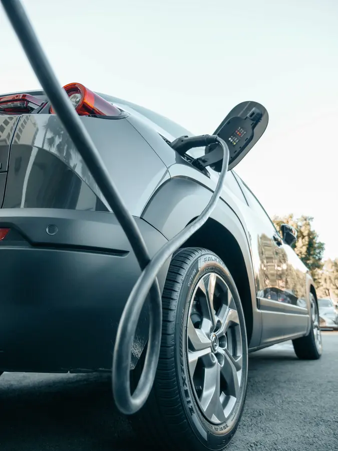 Şarj istasyonuna bağlı elektrikli otomobil