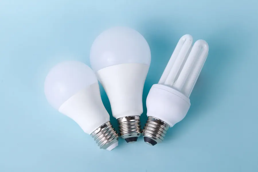 Farklı biçimlerde LED ampuller ve sıcak beyaz ışık